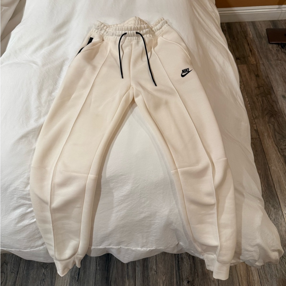 Nike Tech sweatpants cream